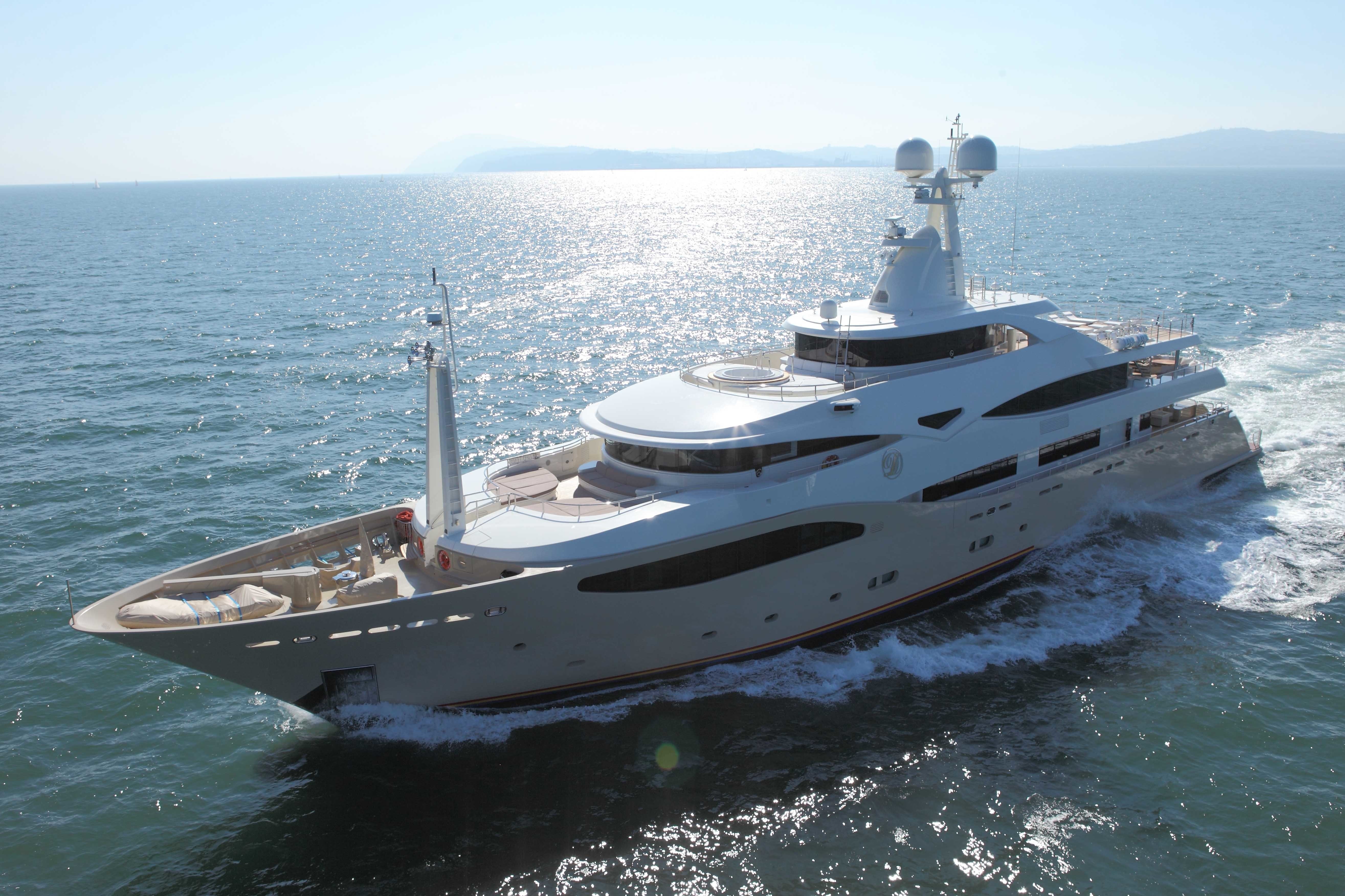 Yacht LIGHT HOLIC, CRN CHARTERWORLD Luxury Superyacht Charters
